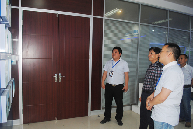 陜西理工大學(xué)馬征杰副校長一行蒞臨西馳電氣參觀(圖3) 陜西理工大學(xué)馬征杰副校長一行蒞臨西馳電氣參觀(圖3)