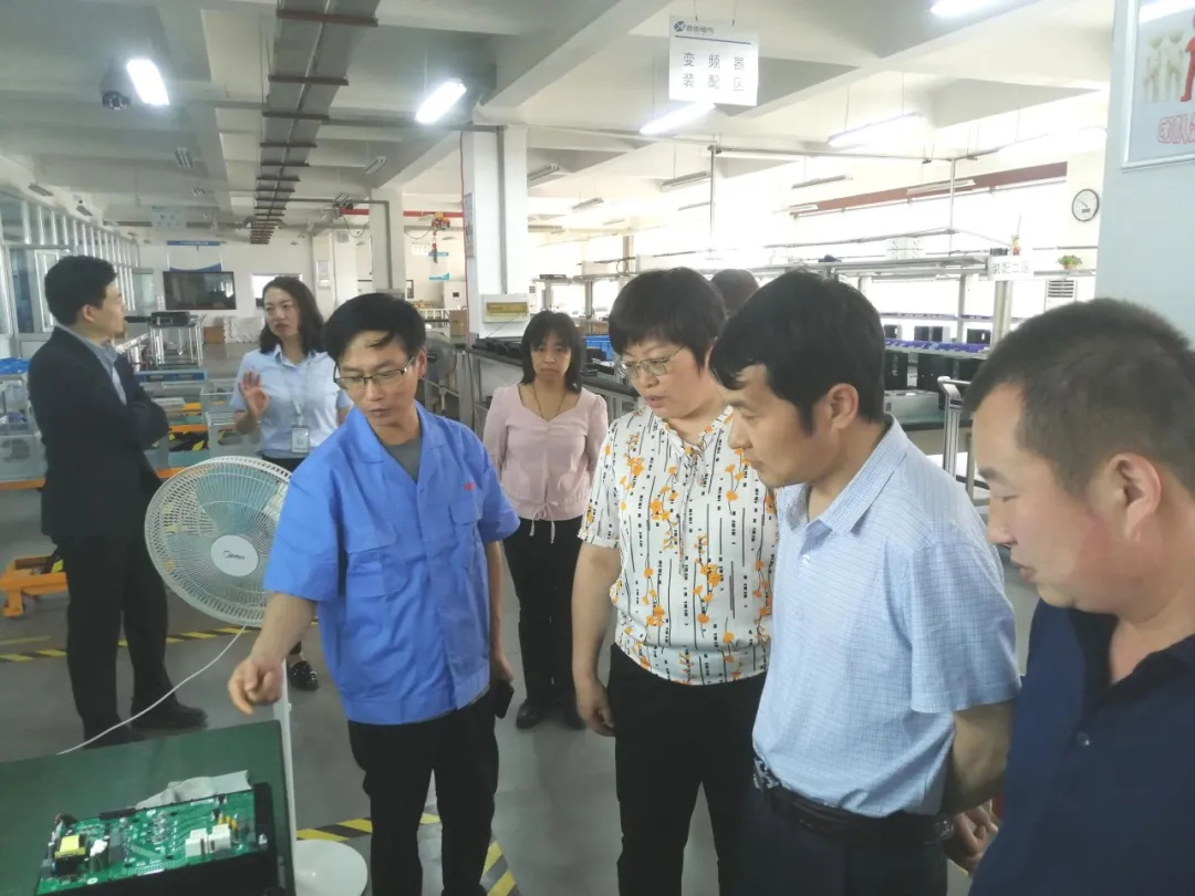 兵團第十一師領(lǐng)導(dǎo)蒞臨西馳電氣考察交流(圖2) 兵團第十一師領(lǐng)導(dǎo)蒞臨西馳電氣考察交流(圖2)