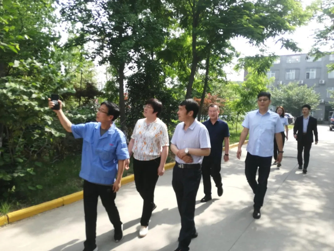 兵團第十一師領(lǐng)導(dǎo)蒞臨西馳電氣考察交流(圖3) 兵團第十一師領(lǐng)導(dǎo)蒞臨西馳電氣考察交流(圖3)