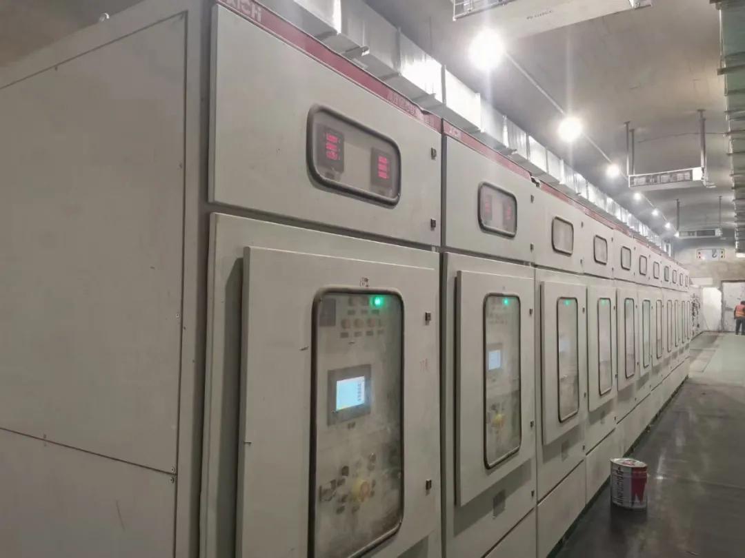 西馳電氣高原型高壓軟起動(dòng)裝置在京藏高速一次試車成功(圖4) 西馳電氣高原型高壓軟起動(dòng)裝置在京藏高速一次試車成功(圖4)